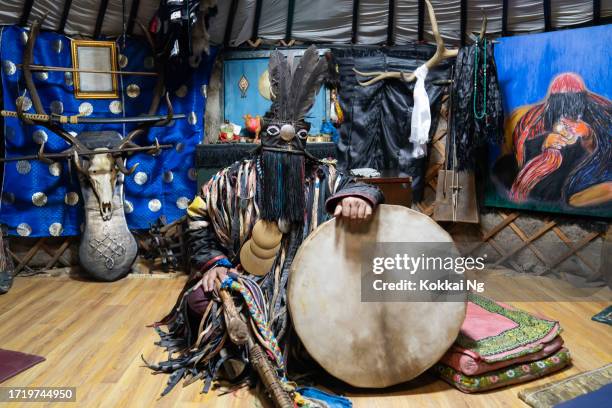 mongolian shaman (böö) at shrine in ulaanbaatar - mongolian culture stock pictures, royalty-free photos & images