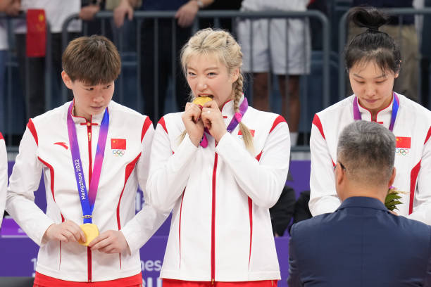https://media.gettyimages.com/id/1719765862/photo/li-meng-of-team-china-bites-her-gold-medal-after-winning-the-basketball-womens-gold-medal.jpg?s=612x612&w=0&k=20&c=Gq9tnSfpk-3_GumAEtn6IrEdI3rnzRtC-x7a8rYQE-U=