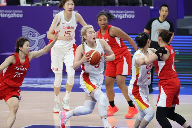 https://media.gettyimages.com/id/1719785991/photo/li-meng-of-team-china-controls-the-ball-in-the-basketball-womens-gold-medal-game-between.jpg?s=612x612&w=0&k=20&c=sb-Jl9NjKeTBnGQwGI6IUrgypk4XKVT-XsWMHUHrwjM=