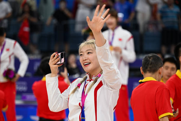https://media.gettyimages.com/id/1719806603/photo/li-meng-of-team-china-waves-to-fans-during-the-medal-ceremony-for-the-basketball-womens-gold.jpg?s=612x612&w=0&k=20&c=HF4-zpFZ44rwybMLJf21aQ3Ao4h0S5TN70Vzx8qFvFY=