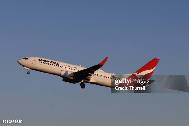 qantas boeing 737-800 taking off at townsville airport, queensland, australia - boeing 737 stock pictures, royalty-free photos & images