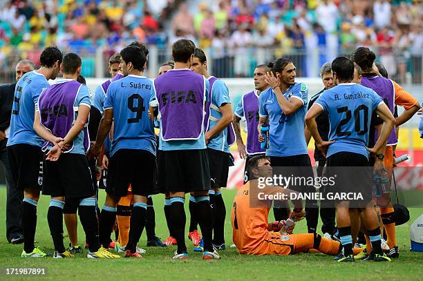 Uruguay's players gather before the penalty shoot-out against Italy of their FIFA Confederations Cup Brazil 2013 third-place football match, at the...