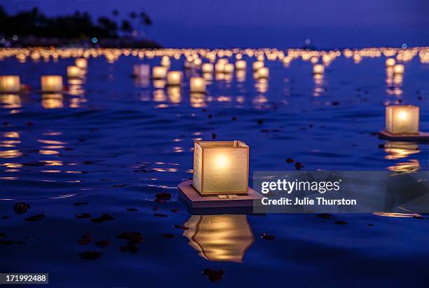 japanese floating lanterns - floating lanterns stock-fotos und bilder