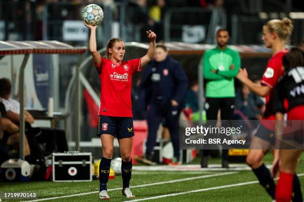 Kim Everaerts of FC Twente throws in the ball during the Azerion Vrouwen Eredivisie match between Excelsior and FC Twente at Van Donge & De Roo...