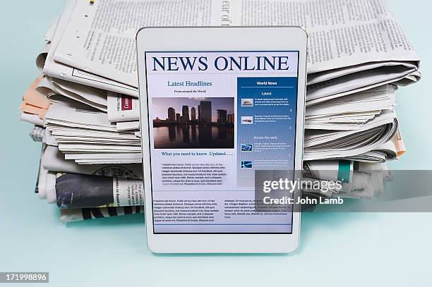 digital newsprint - england media access stock-fotos und bilder