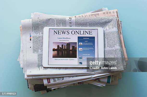 digital news delivery - newspaper stock pictures, royalty-free photos & images