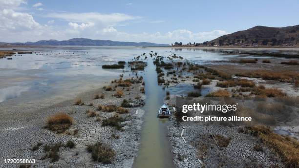 October 2023, Bolivia, Huarina: Low water level on Lake Titicaca near the village of Huarina. Due to low rainfall and high heat, the level of Lake...