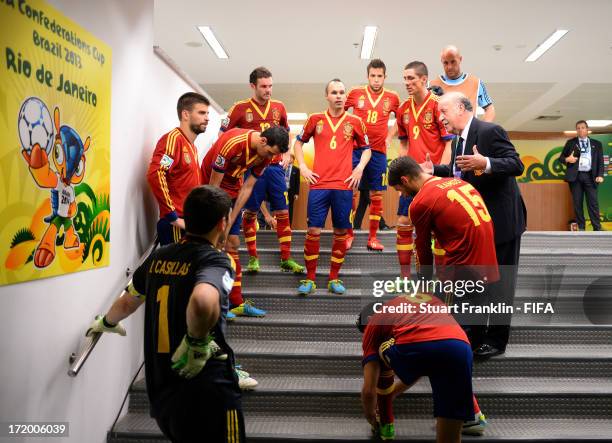 Vicente Del Bosque head coach of Spain talks to his players at half-time during the FIFA Confederations Cup Brazil 2013 Final match between Brazil...