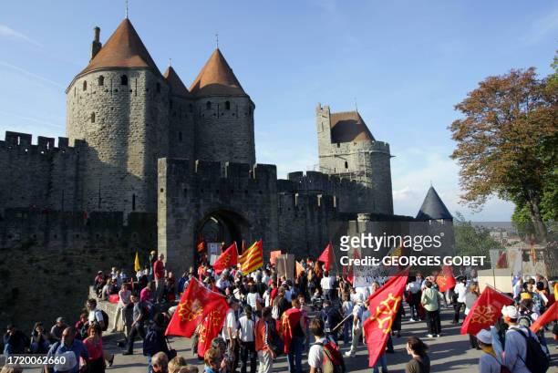 Plusieurs milliers de personnes, 5000 selon la police, 10 000 selon les organisateurs, défilent le 22 octobre 2005 dans les rues de Carcassonne, lors...