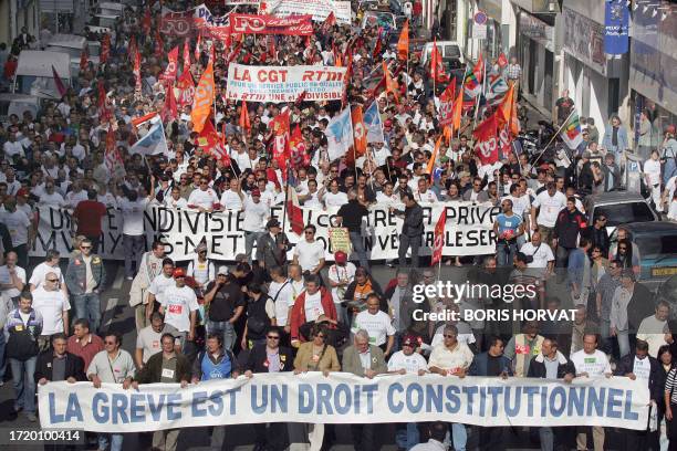 Des personnes , manifestent pour soutenir le mouvement de grève des traminots, le 03 novembre 2005 à Marseille. La grève a été reconduite à l'issue...