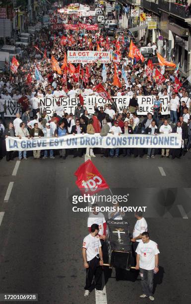 Des personnes , manifestent pour soutenir le mouvement de grève des traminots, le 03 novembre 2005 à Marseille. La grève a été reconduite à l'issue...