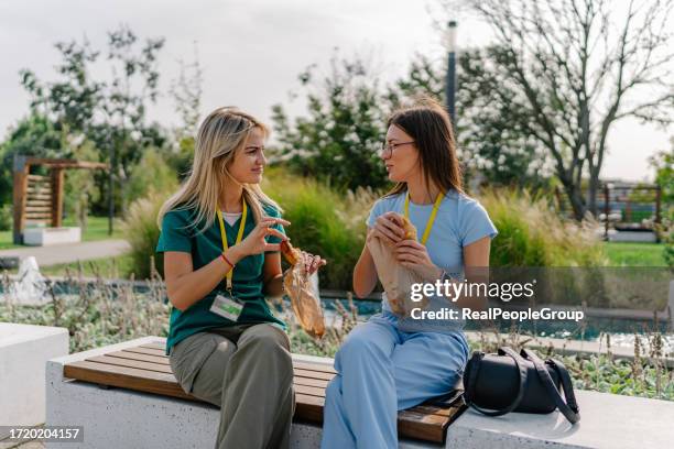 mittagspause einlegen - mittagspause stock-fotos und bilder