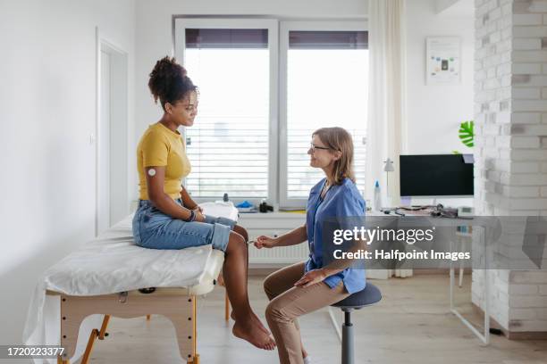 doctor testing patient’s reflexes, using reflex hammer. - diabetes tipo 1 fotografías e imágenes de stock