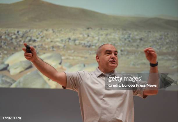 Engineer Carlos Garcia Galan, with a photo of Mars in the background, during the conference on the advances made by the Artemis I Mission for the...