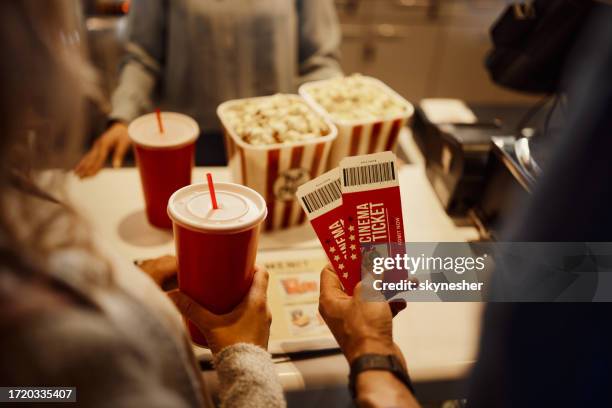 ¡comprando entradas de cine! - taquilla lugar de comercio fotografías e imágenes de stock