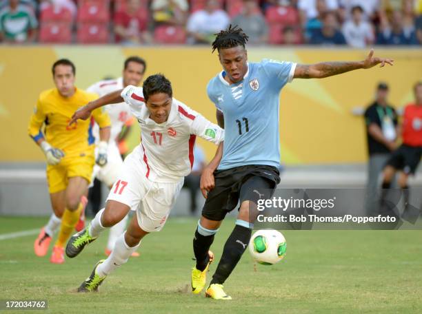 Abel Hernandez of Uruguay challenges Jonathan Tehau of Tahiti during the FIFA Confederations Cup Brazil 2013 Group B match between Uruguay and Tahiti...