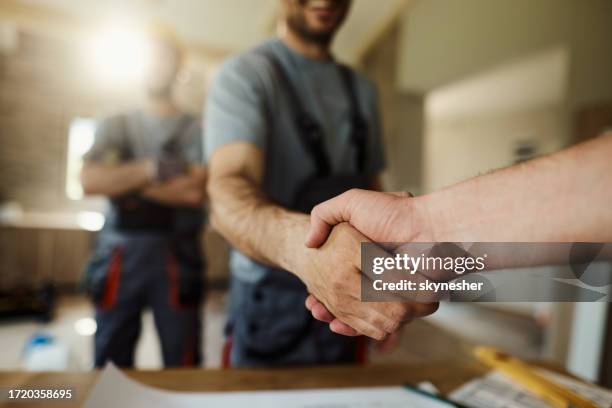 successful deal during home renovation! - empreiteiro de reparações imagens e fotografias de stock