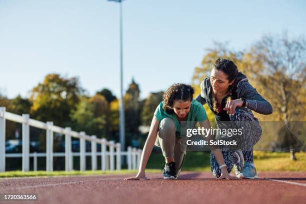 runner in the starting block - womens track stock pictures, royalty-free photos & images