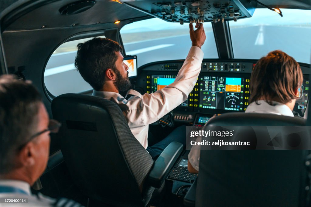 Élèves-pilotes apprenant à piloter aéroplaine