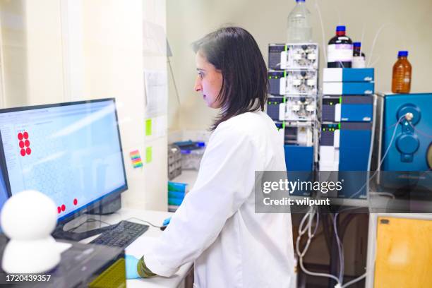 científico en un laboratorio mirando los datos de la verificación de los resultados de la ciencia y la tecnología - data science students fotografías e imágenes de stock