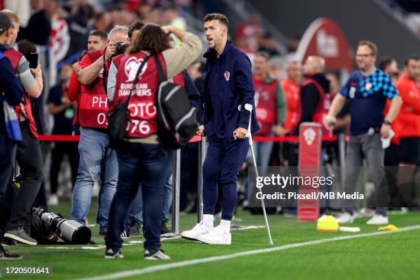 Ivan Perisic of Tottenham Hotspur speaks with Bastian Schweinsteiger  News Photo - Getty Images