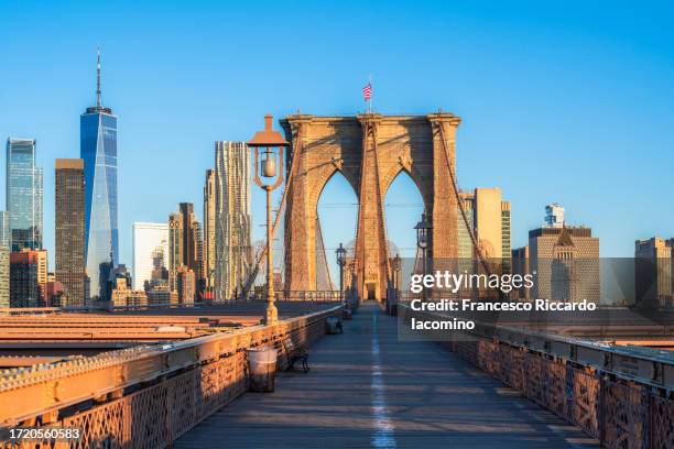 sunrise in new york - brooklyn bridge stock-fotos und bilder