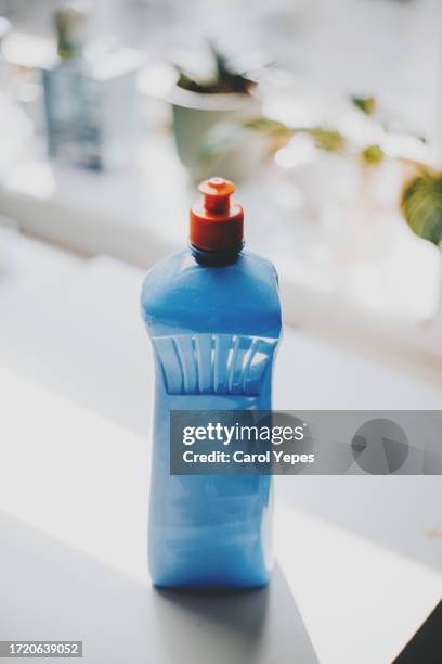 blue unbranded cleaning product - lejía fotografías e imágenes de stock