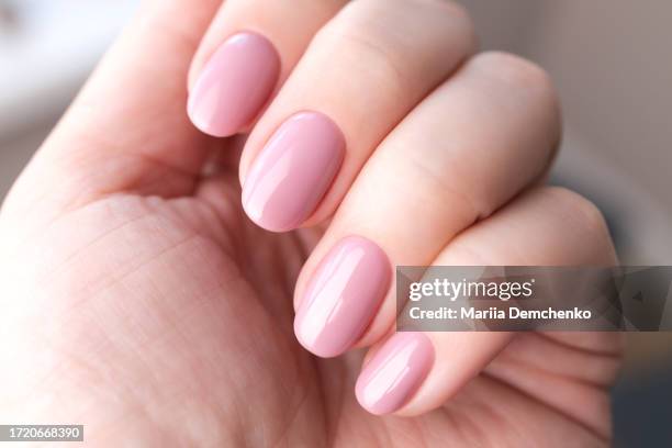 hand with beautiful manicure - pink gel nails - manicure stockfoto's en -beelden