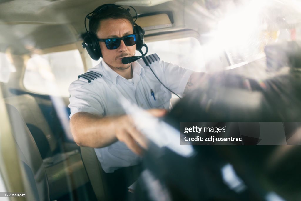 Il pilota controlla l'aereo prima del decollo