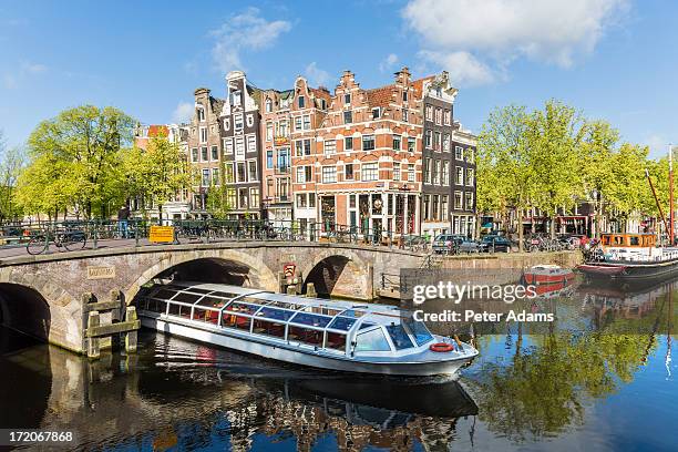 canal & boat, amsterdam, holland, netherlands - rondvaartboot stockfoto's en -beelden