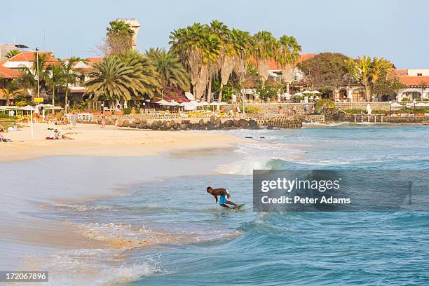 surfer, santa maria, sal island, cape verde - cap vert photos et images de collection