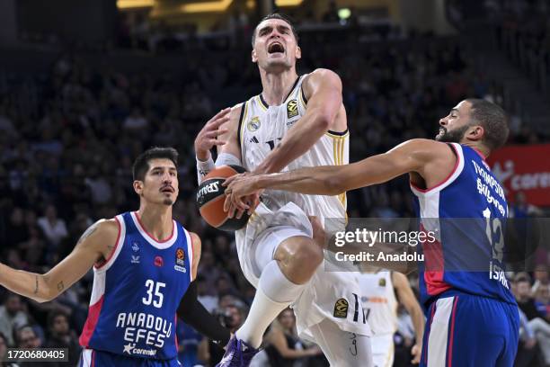 Darius Jamar Thompson of Anadolu Efes in action against Mario Hezonja of Real Madrid during the Turkish Airlines EuroLeague week 2 basketball match...