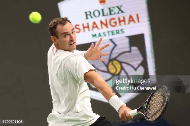 Roman Safiullin competes against Alexander Zverev of Germany on Day 5 of 2023 Shanghai Rolex Masters at Qi Zhong Tennis Centre on October 06, 2023 in...