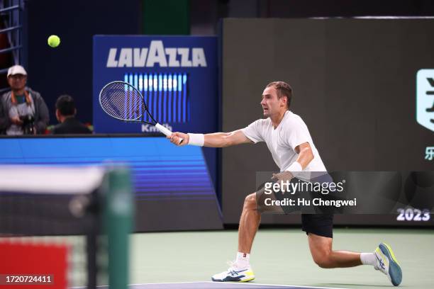 Roman Safiullin competes against Alexander Zverev of Germany on Day 5 of 2023 Shanghai Rolex Masters at Qi Zhong Tennis Centre on October 06, 2023 in...