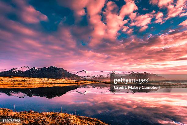 across the still lagoon - jökulsárlón lagoon stock-fotos und bilder