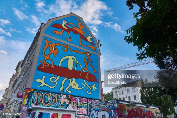 dresda - neustadt, graffiti sul muro di una casa - dresda foto e immagini stock