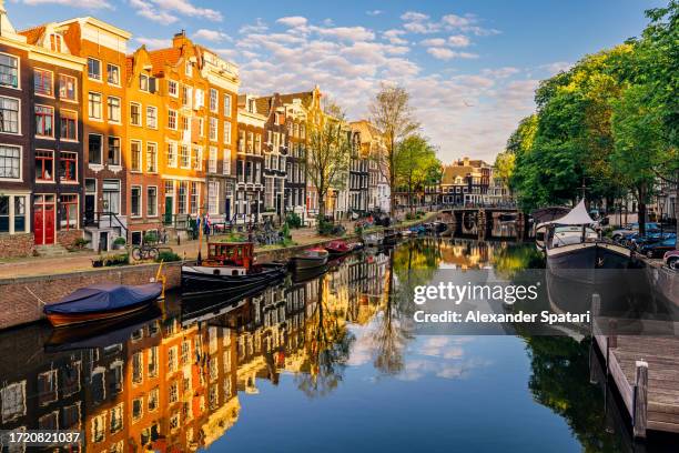 traditional dutch houses along the canal in jordaan district, amsterdam, netherlands - amsterdam photos et images de collection
