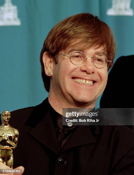 Performer Elton John backstage at the Shrine Auditorium during the 67th Annual Academy Awards, March 27,1995 in Los Angeles, California.