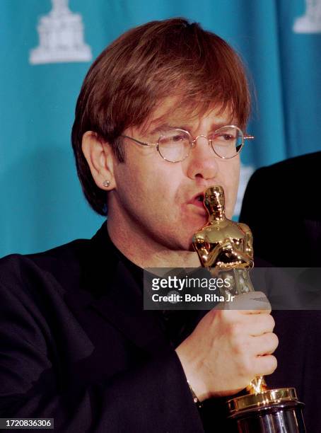 Performer Elton John backstage at the Shrine Auditorium during the 67th Annual Academy Awards, March 27,1995 in Los Angeles, California.