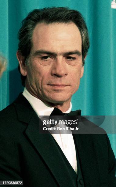 Actor Tommy Lee Jones backstage at the Shrine Auditorium during the 67th Annual Academy Awards, March 27,1995 in Los Angeles, California.