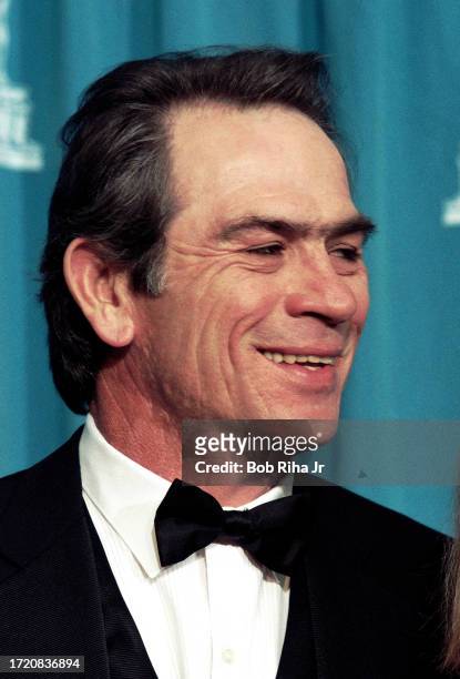 Actor Tommy Lee Jones backstage at the Shrine Auditorium during the 67th Annual Academy Awards, March 27,1995 in Los Angeles, California.