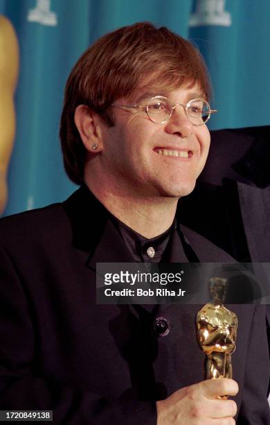 Performer Elton John backstage at the Shrine Auditorium during the 67th Annual Academy Awards, March 27,1995 in Los Angeles, California.
