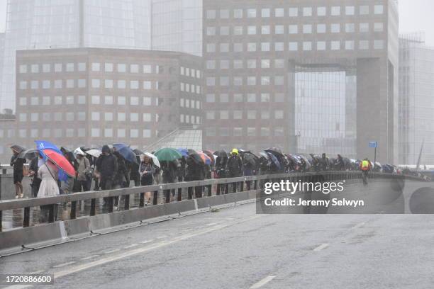 London Bridge Terror Attack..Rain Storm Hits Commuters On London Bridge As They Battle Against The Rain And New Anti Terrorist Barriers. 06-June-2017