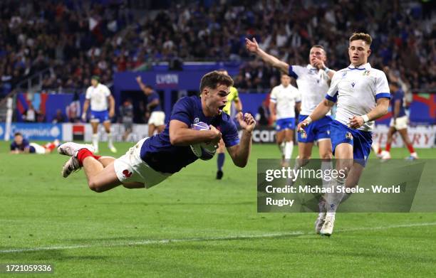 Damian Penaud of France scores his team's fourth try during the Rugby World Cup France 2023 match between France and Italy at Parc Olympique on...