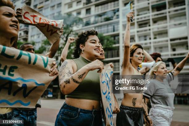 personas durante una protesta en una calle de la ciudad - igualdad de género fotografías e imágenes de stock