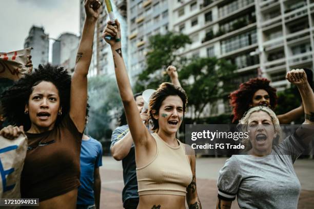 persone durante una protesta in strada - uguaglianza di genere foto e immagini stock