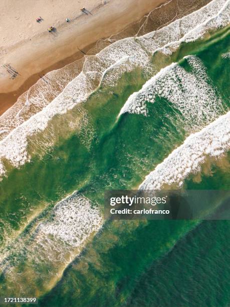corrente di strappo - abstract atlantic beach top down onde e sabbia -chandler park beach - cocoa beach - florida beach - cape canaveral - top down - cape canaveral foto e immagini stock