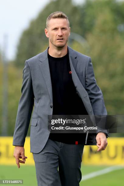 Ignazio Abate Head coach of AC Milan looks on during the UEFA Youth League match between Borussia Dortmund and AC Milan at Dortmund Brackel Training...