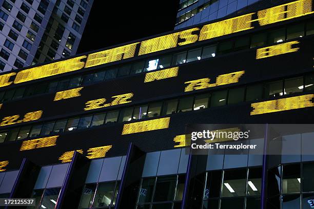 electronic stock ticker board - ticker tape board stock pictures, royalty-free photos & images