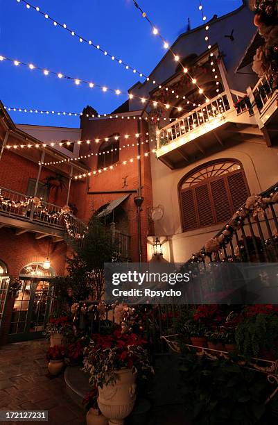 courtyard night scene - new orleans christmas 個照片及圖片檔